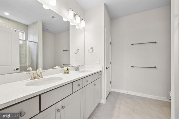 Bathroom, Dual Sink Vanities, Interior, Recessed Lighting
