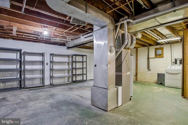 Garage, Interior, Washer, Wooden Beams