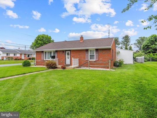 Backyard, Exterior, Facade, Brick Facade, Cape Cod