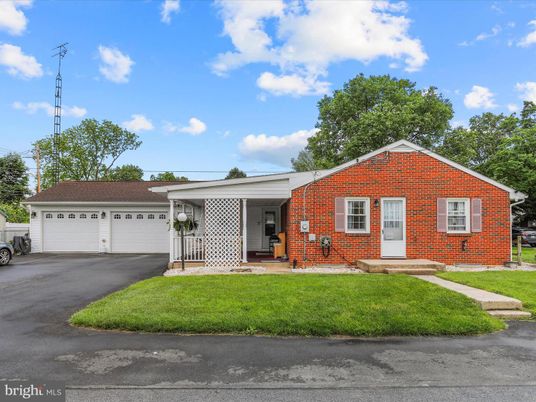 Attached, Exterior, Facade, Brick Facade, Ranch