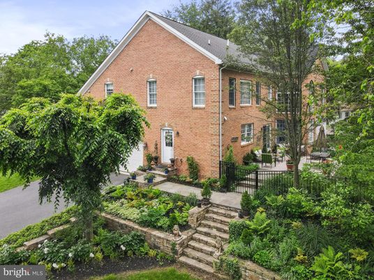 Exterior, Facade, Brick Facade, Rowhouse