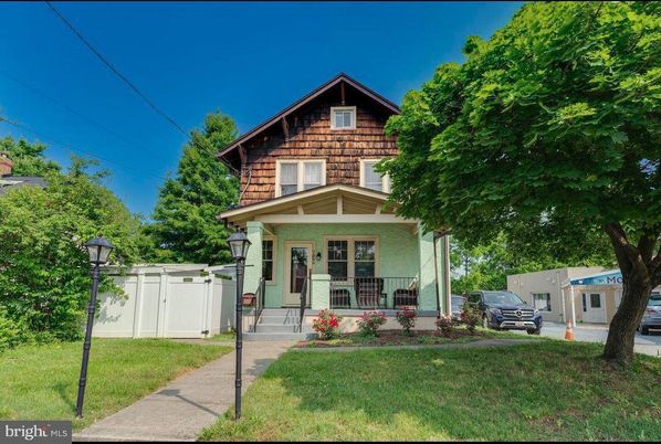 Exterior, Facade, Queen Anne Victorian
