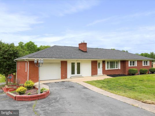 Attached, Exterior, Facade, Brick Facade, Ranch