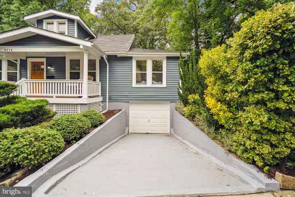 Attached, Exterior, Facade, American Foursquare