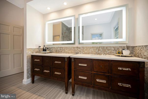 Bathroom, Dual Sink Vanities, Interior, Recessed Lighting