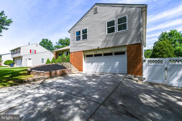 Attached, Exterior, Facade, Brick Facade, Raised Ranch