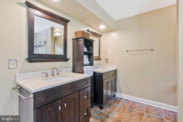 Bathroom, Dual Sink Vanities, Interior, Recessed Lighting