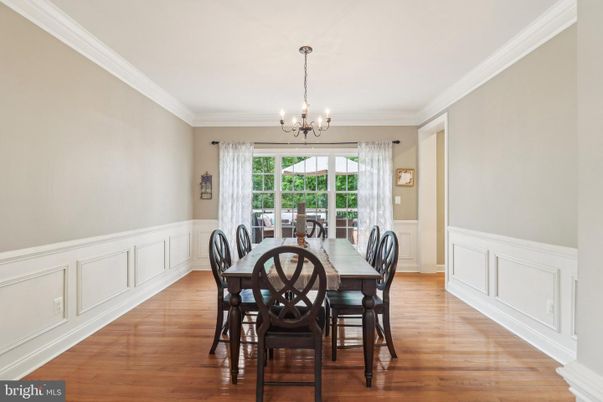 Chandelier, Dining room, Interior, Wood Texture Flooring