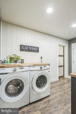Interior, Recessed Lighting, Washer, Wood Texture Flooring