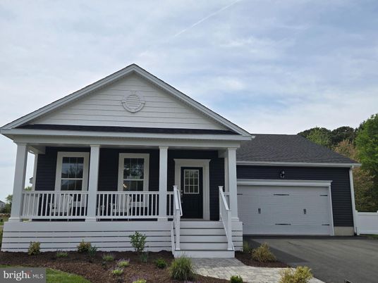 Attached, Exterior, Facade, American Craftsman