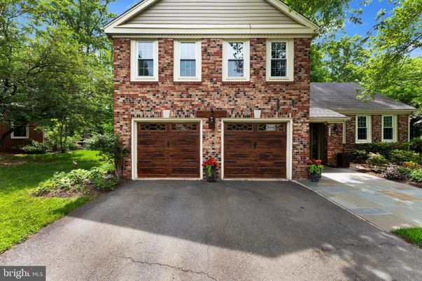 Attached, Exterior, Facade, Brick Facade, Georgian