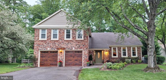 Attached, Exterior, Facade, Brick Facade, Georgian