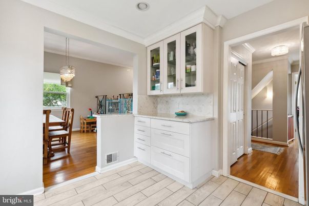 Chandelier, Dining room, Interior, Pendant Lights, Recessed Lighting, Wood Texture Flooring