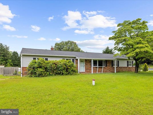 Backyard, Exterior, Facade, Brick Facade, Ranch