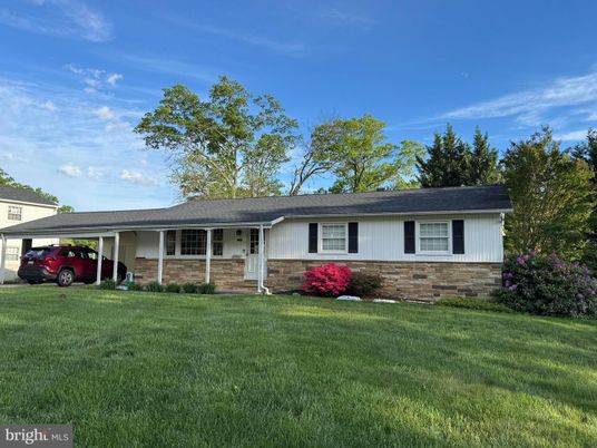 Attached, Exterior, Facade, Ranch