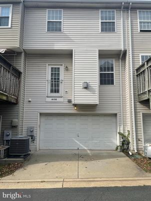 Attached, Exterior, Facade, Rowhouse