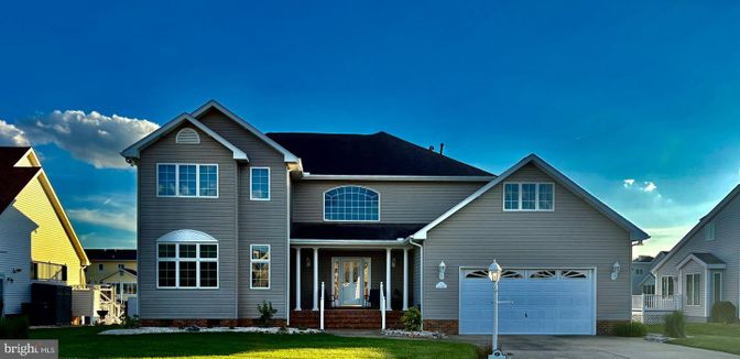 Attached, Exterior, Facade, American Craftsman