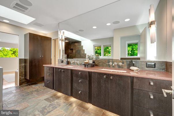 Bathroom, Dual Sink Vanities, Interior, Recessed Lighting