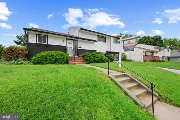 Backyard, Exterior, Facade, Raised Ranch