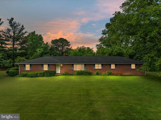 Backyard, Exterior, Facade, Brick Facade, Ranch