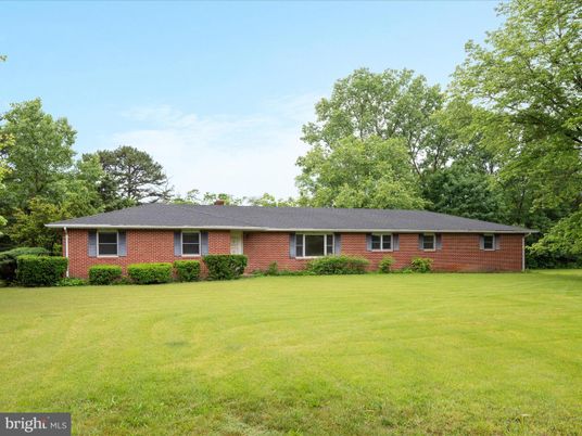 Backyard, Exterior, Facade, Brick Facade, Ranch