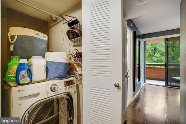 Interior, Utility Closets, Washer, Wood Texture Flooring