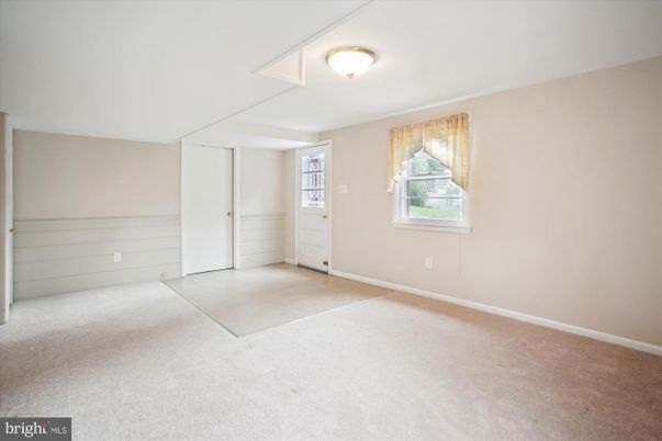 Empty room, Interior