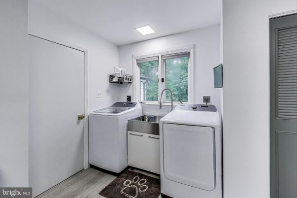 Interior, Recessed Lighting, Washer, Wood Texture Flooring
