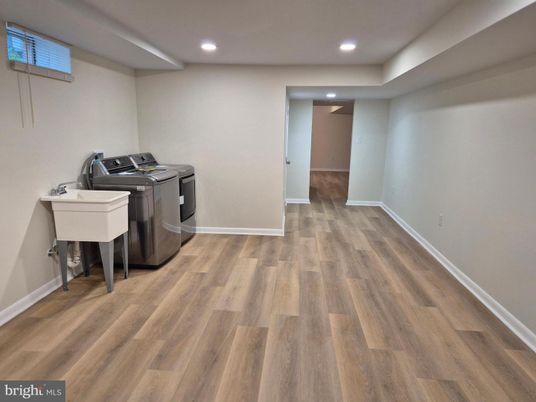 Interior, Recessed Lighting, Washer, Wood Texture Flooring