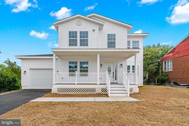 Attached, Exterior, Facade, Farmhouse