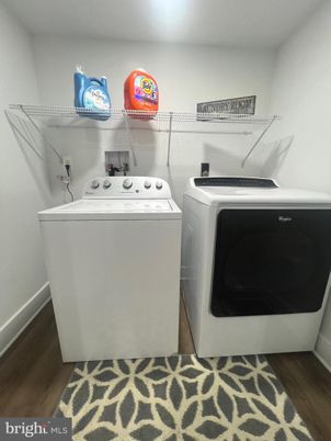 Interior, Washer, Wood Texture Flooring