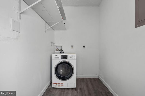 Interior, Utility Closets, Washer, Wood Texture Flooring