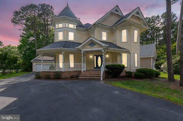 Attached, Exterior, Facade, Queen Anne Victorian