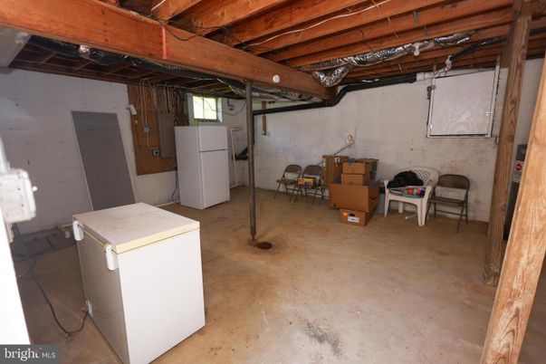 Interior, Washer, Wooden Beams