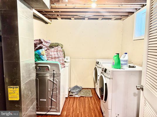 Interior, Washer, Wood Texture Flooring