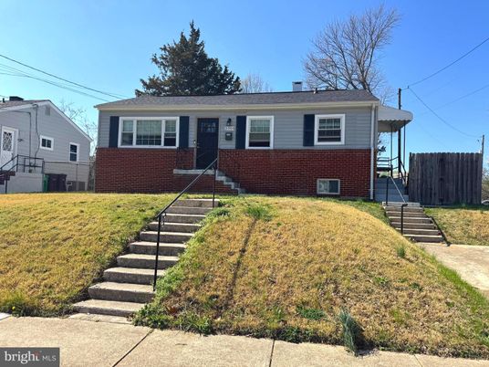 Exterior, Facade, Brick Facade, Raised Ranch