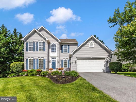 Attached, Exterior, Facade, Farmhouse