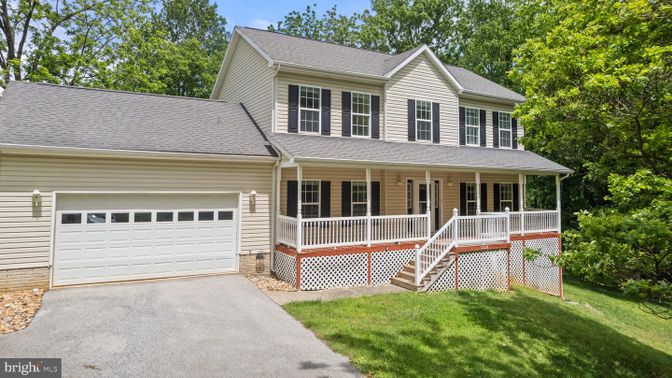 Attached, Exterior, Facade, Farmhouse
