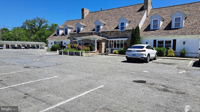 Attached, Exterior, Facade, Cape Cod