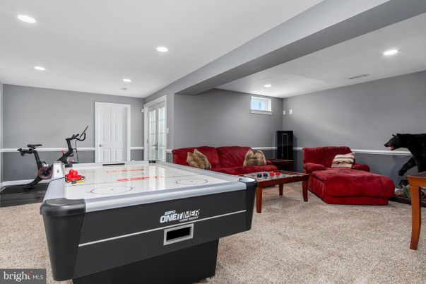 Fitness Equipment, Game Room, Interior, Living room, Recessed Lighting