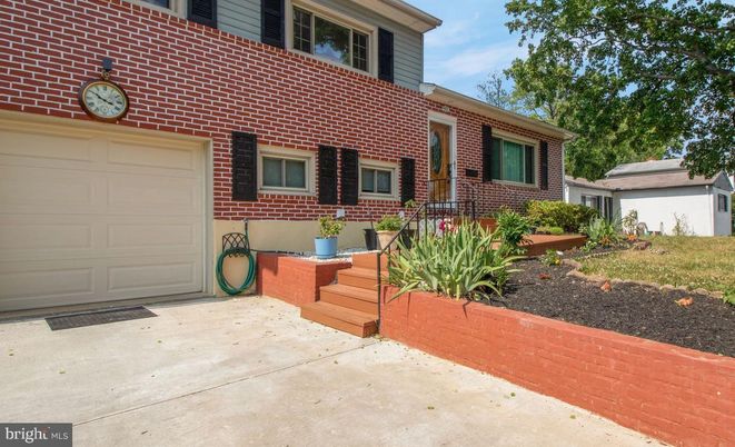 Attached, Exterior, Facade, Brick Facade, None