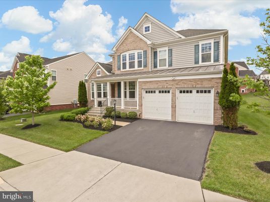 Attached, Exterior, Facade, Farmhouse