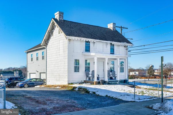 Exterior, Facade, Farmhouse