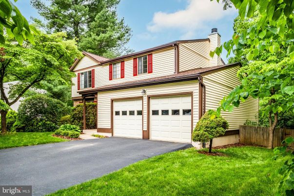 Attached, Exterior, Facade, Cape Cod