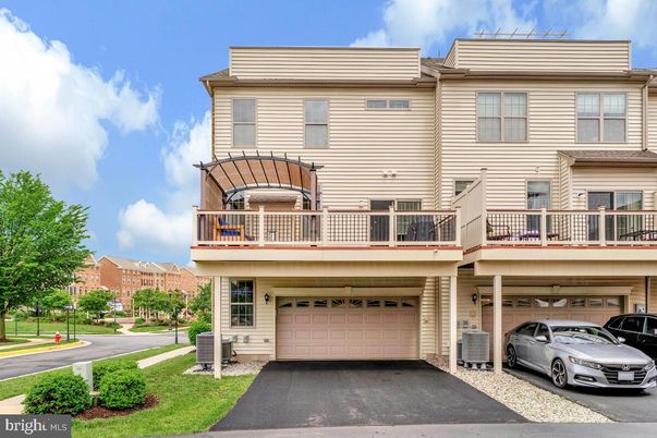 Attached, Exterior, Facade, Rowhouse