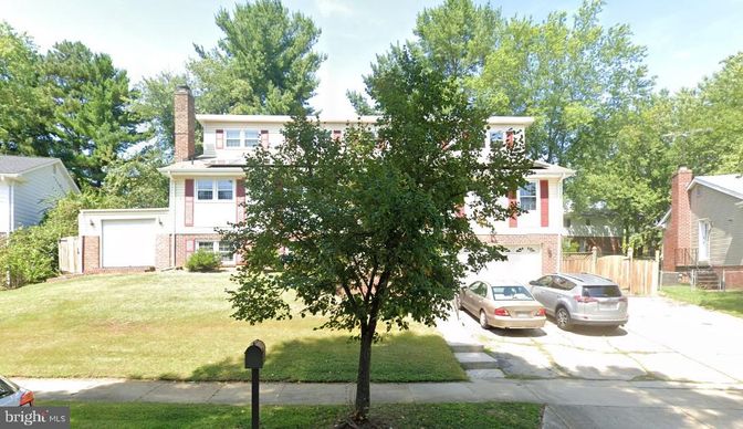 Attached, Exterior, Facade, Brick Facade, American Foursquare
