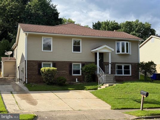 Exterior, Facade, Brick Facade, Raised Ranch