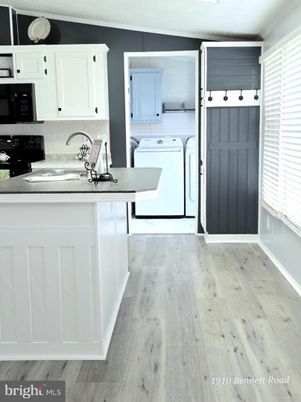 Interior, Kitchen, Washer, Wood Texture Flooring