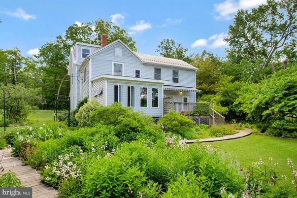 Backyard, Exterior, Facade, Queen Anne Victorian