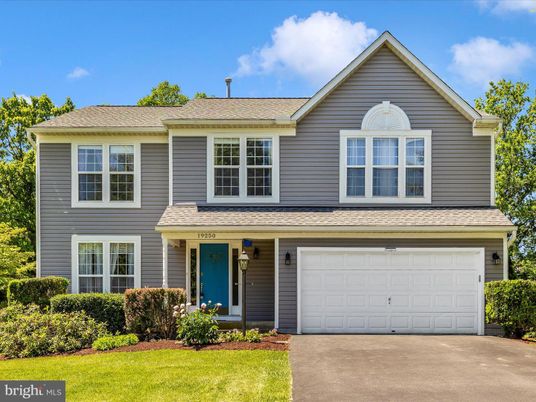 Attached, Exterior, Facade, Farmhouse